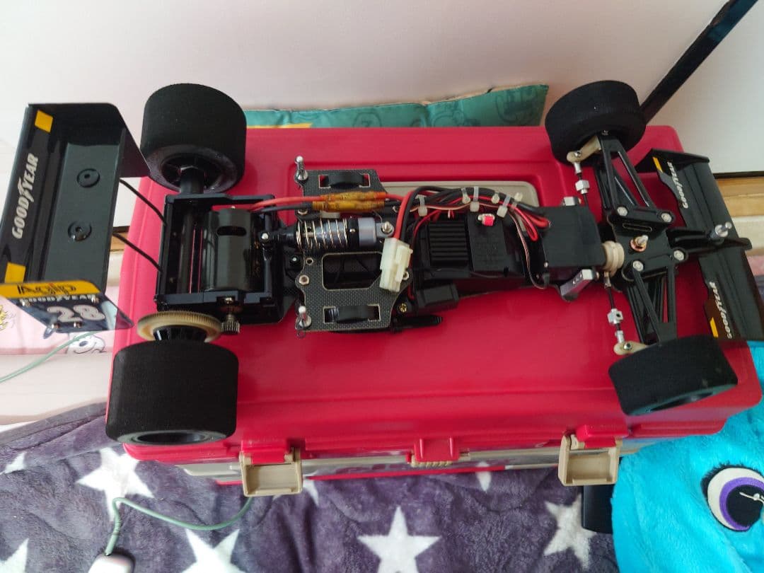 ＲＣフェラーリ Ｆ１８７＋京商PIT BOX(部品、タイヤ６セット)