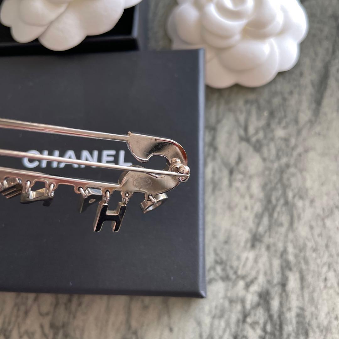 最終SALE!! CHANEL 希少ピンブローチCHANELロゴ used