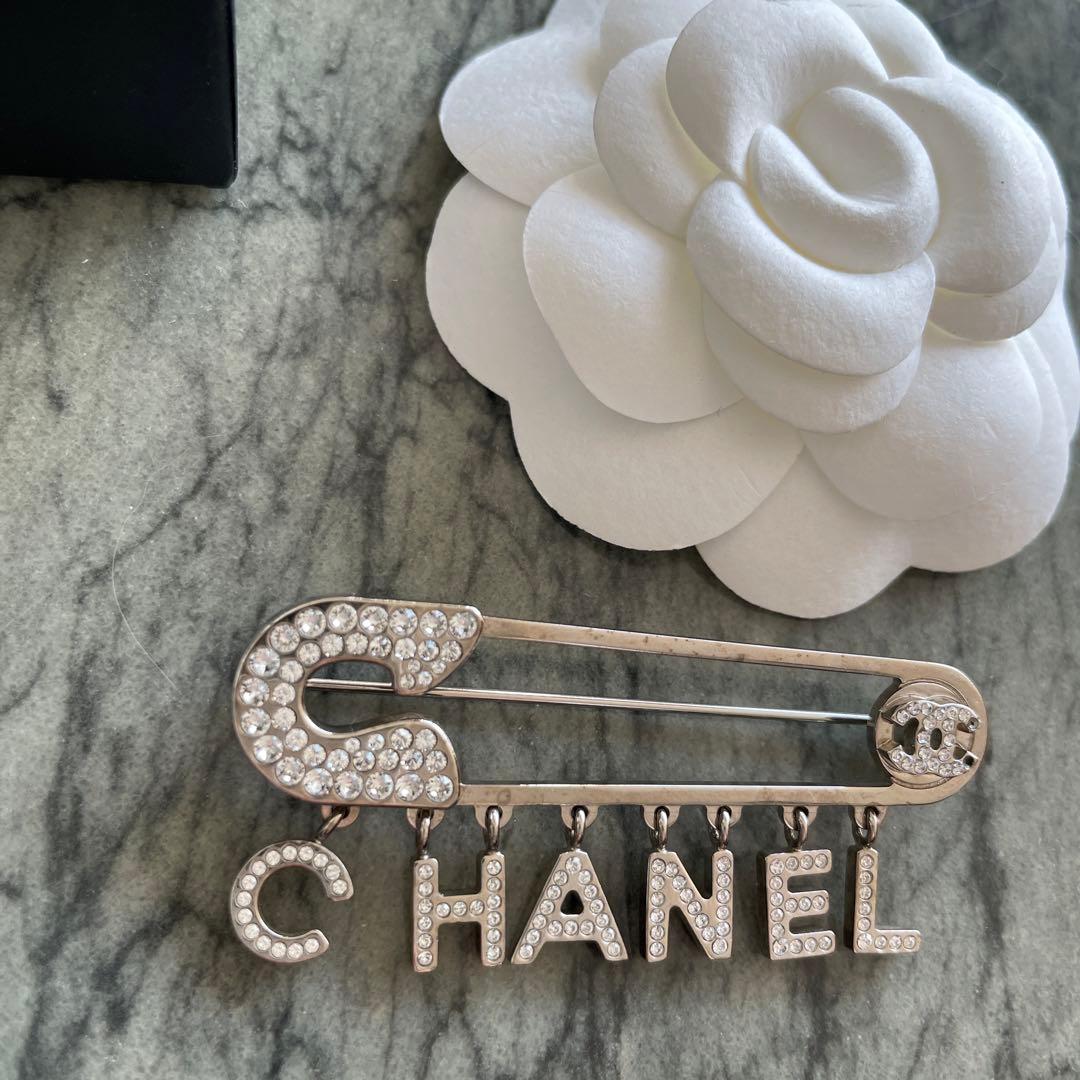 最終SALE!! CHANEL 希少ピンブローチCHANELロゴ used