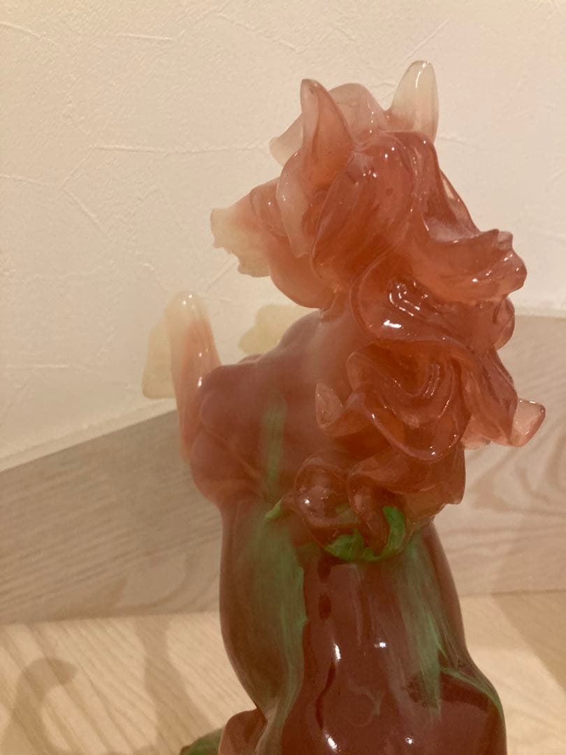 希少　馬の彫刻 赤と緑のグラデーション