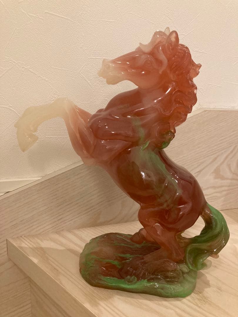 希少　馬の彫刻 赤と緑のグラデーション
