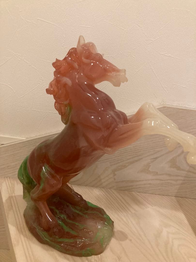 希少　馬の彫刻 赤と緑のグラデーション