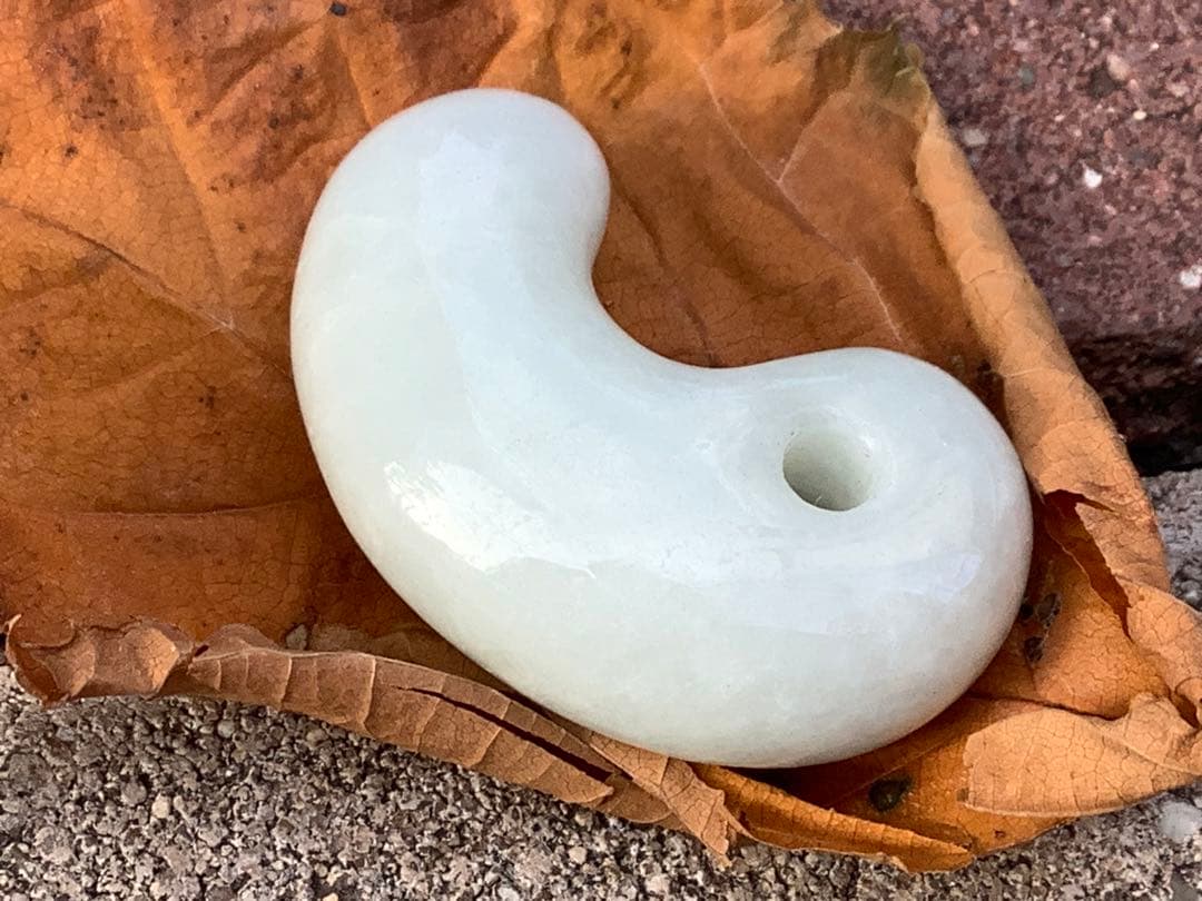 ✳お値段ご遠慮なく‼️高価糸魚川翡翠氷アイスジェイド勾玉　極上物　機械鑑定付本物‼️