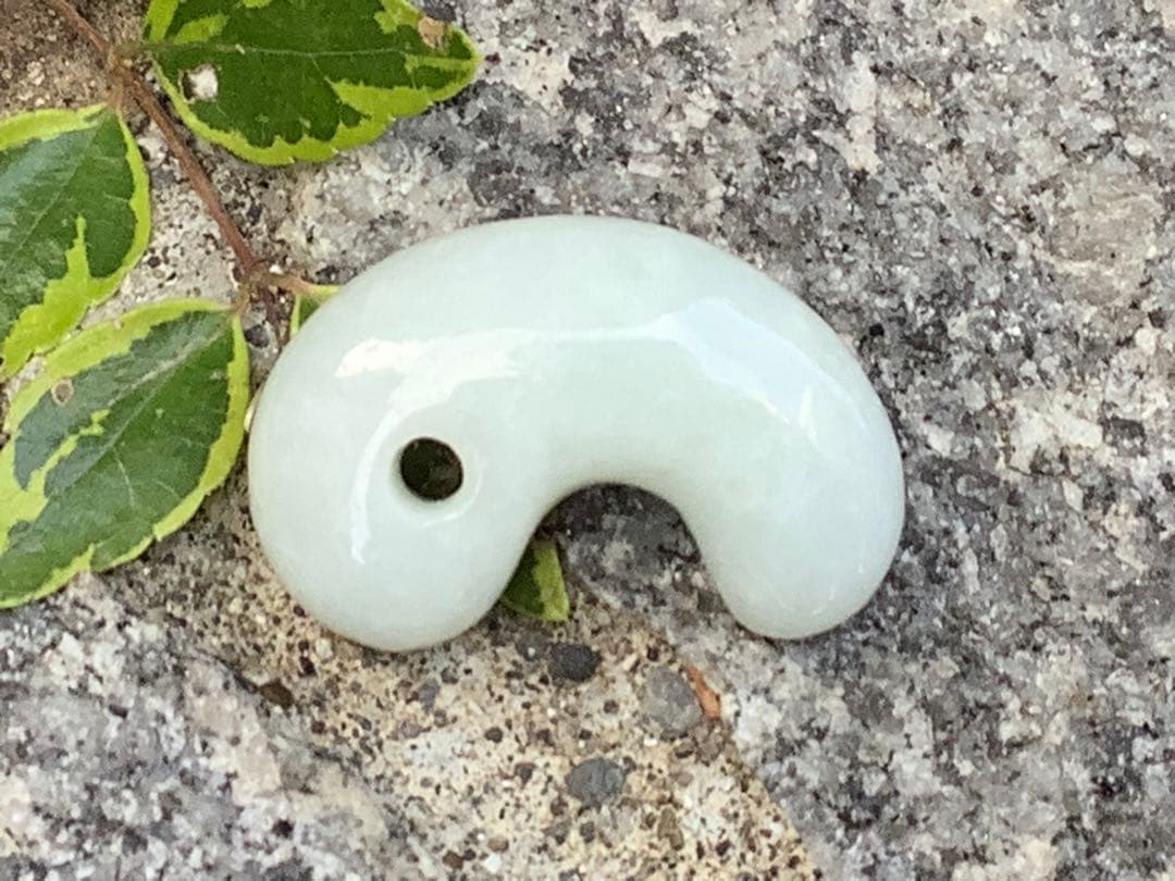 ✳お値段ご遠慮なく‼️高価糸魚川翡翠氷アイスジェイド勾玉　極上物　機械鑑定付本物‼️