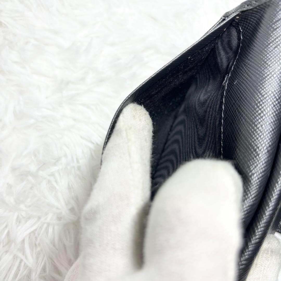 ✨美品✨ プラダ 二つ折り L字 サフィアーノ レザー ブラック 金具ロゴ 黒