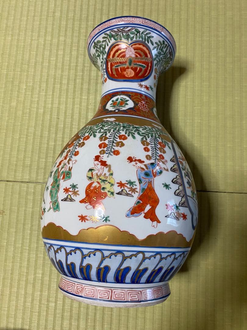 色鮮やかな装飾の陶器花瓶