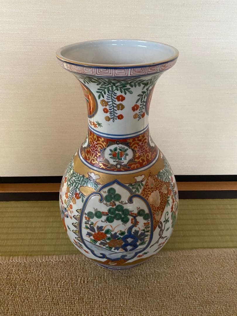 色鮮やかな装飾の陶器花瓶