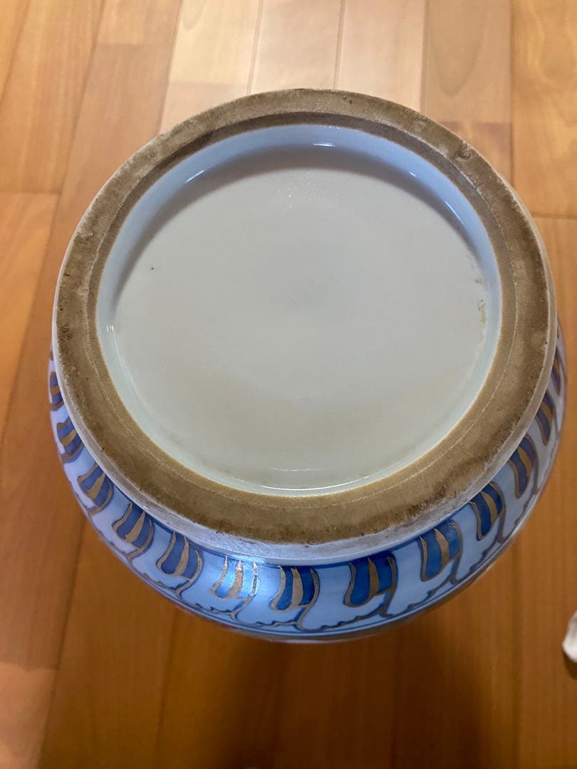 色鮮やかな装飾の陶器花瓶