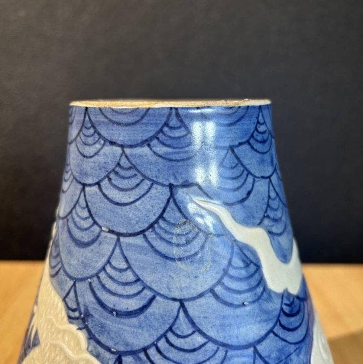 S8025　大明宣徳年製銘　明宣徳時代　中国骨董　青花　浮彫白龍海水紋梅瓶