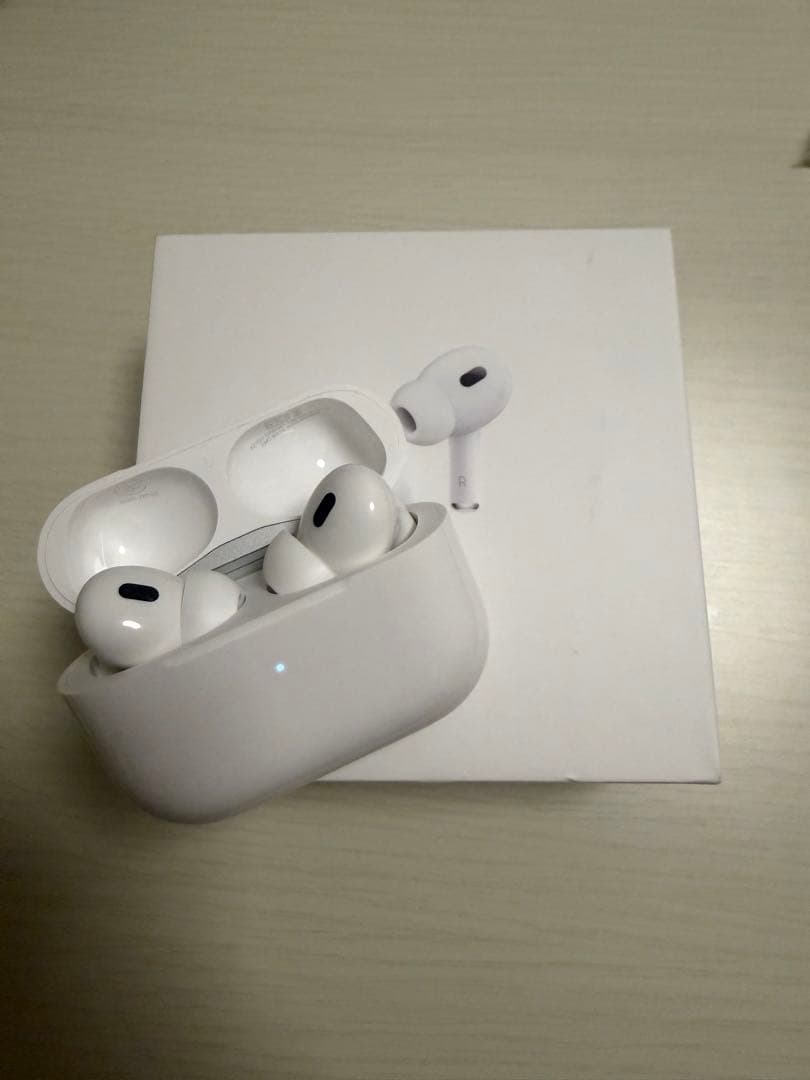 AirPods Pro (第2世代) 本体と充電ケース