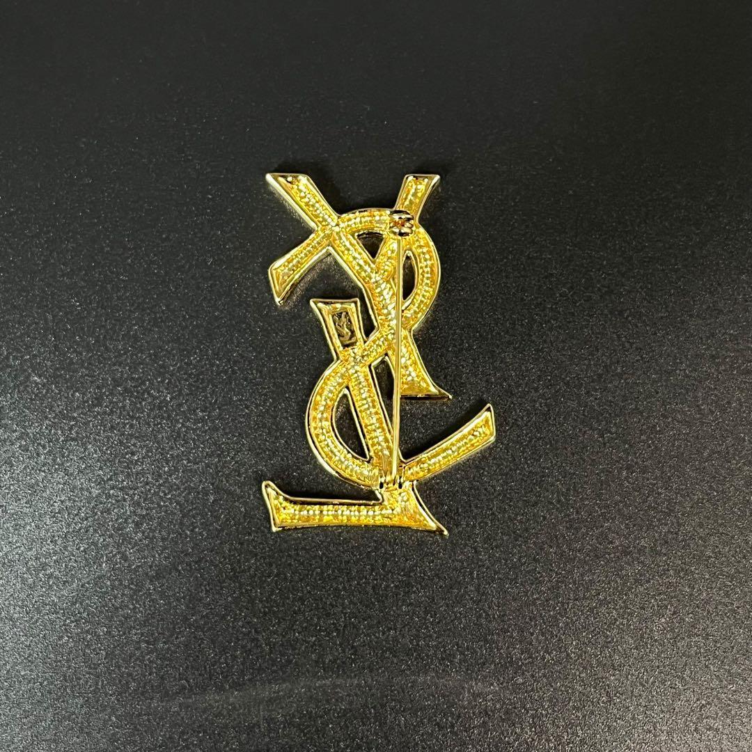 美品Yves Saint Laurent ゴールド カサンドラロゴブローチ