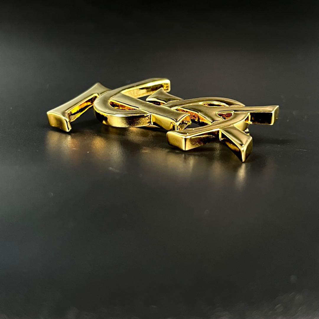 美品Yves Saint Laurent ゴールド カサンドラロゴブローチ