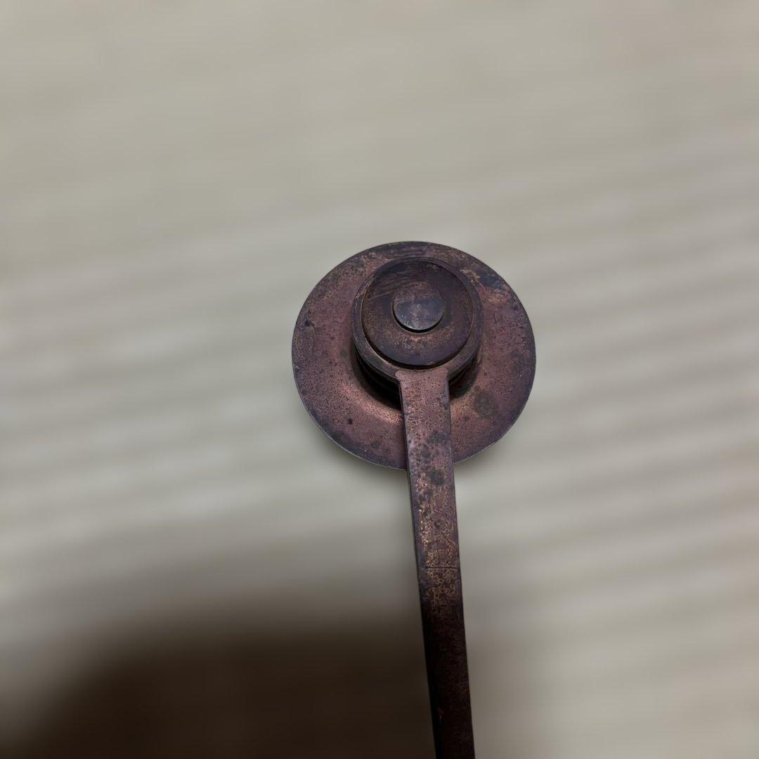 装飾的な金属製ヒンジ