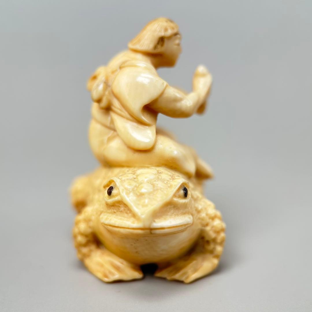 カエルに乗る人物像極上　根付　天然素材アンティーク骨董　飾り物古美術置物細密細工