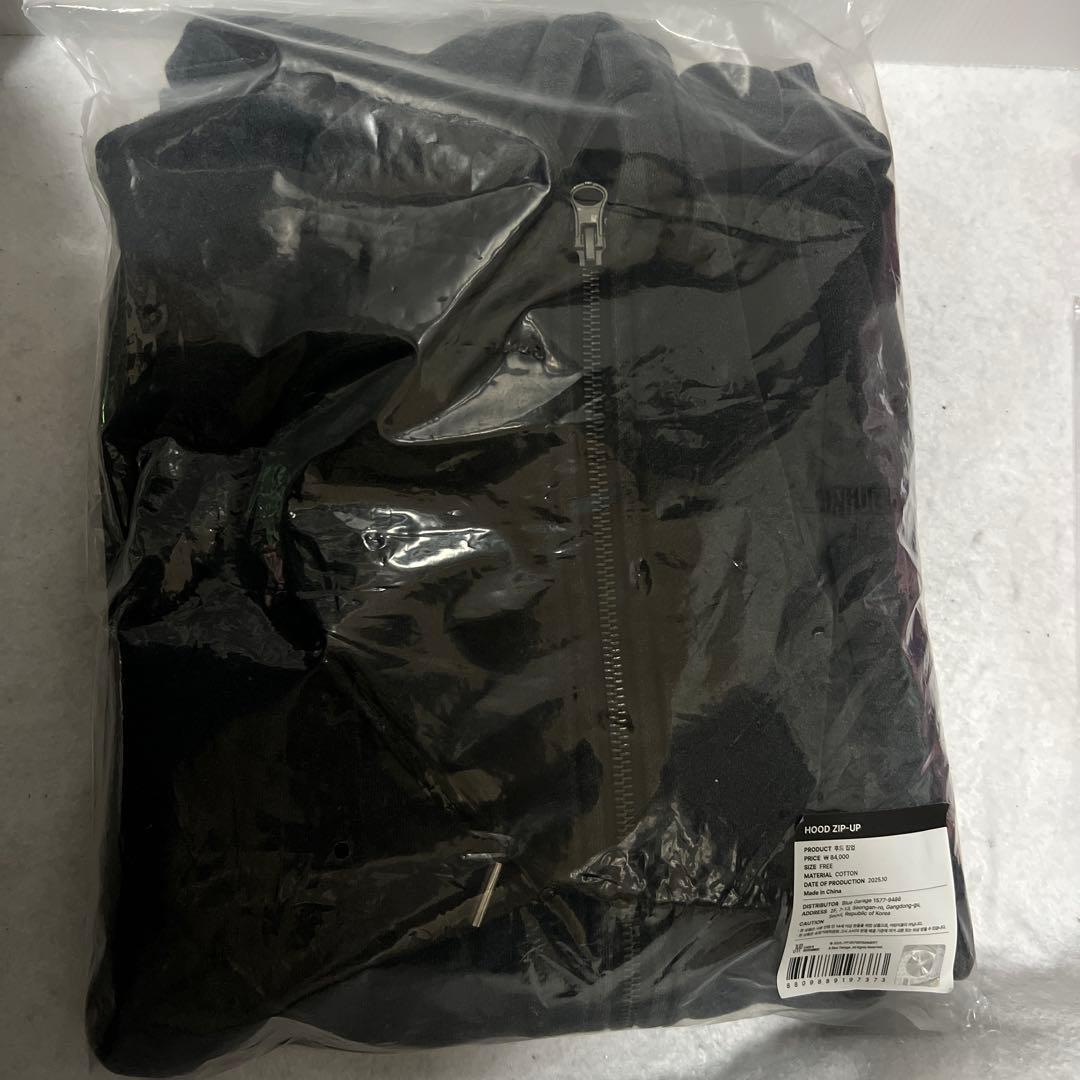 TWICE 10ve universe フードジップパーカー