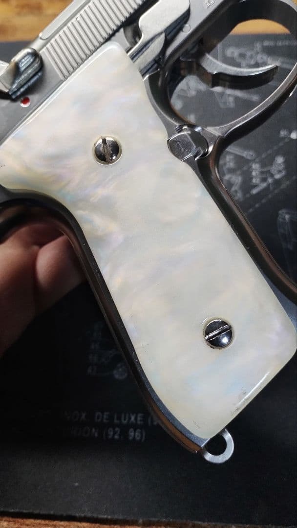 東京マルイM92F クロームステンレスモデル パールグリップ(フェイク)付き