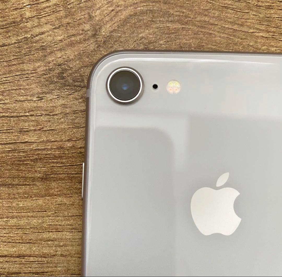 Apple iPhone 8 シルバー 本体　64GB SIMフリー