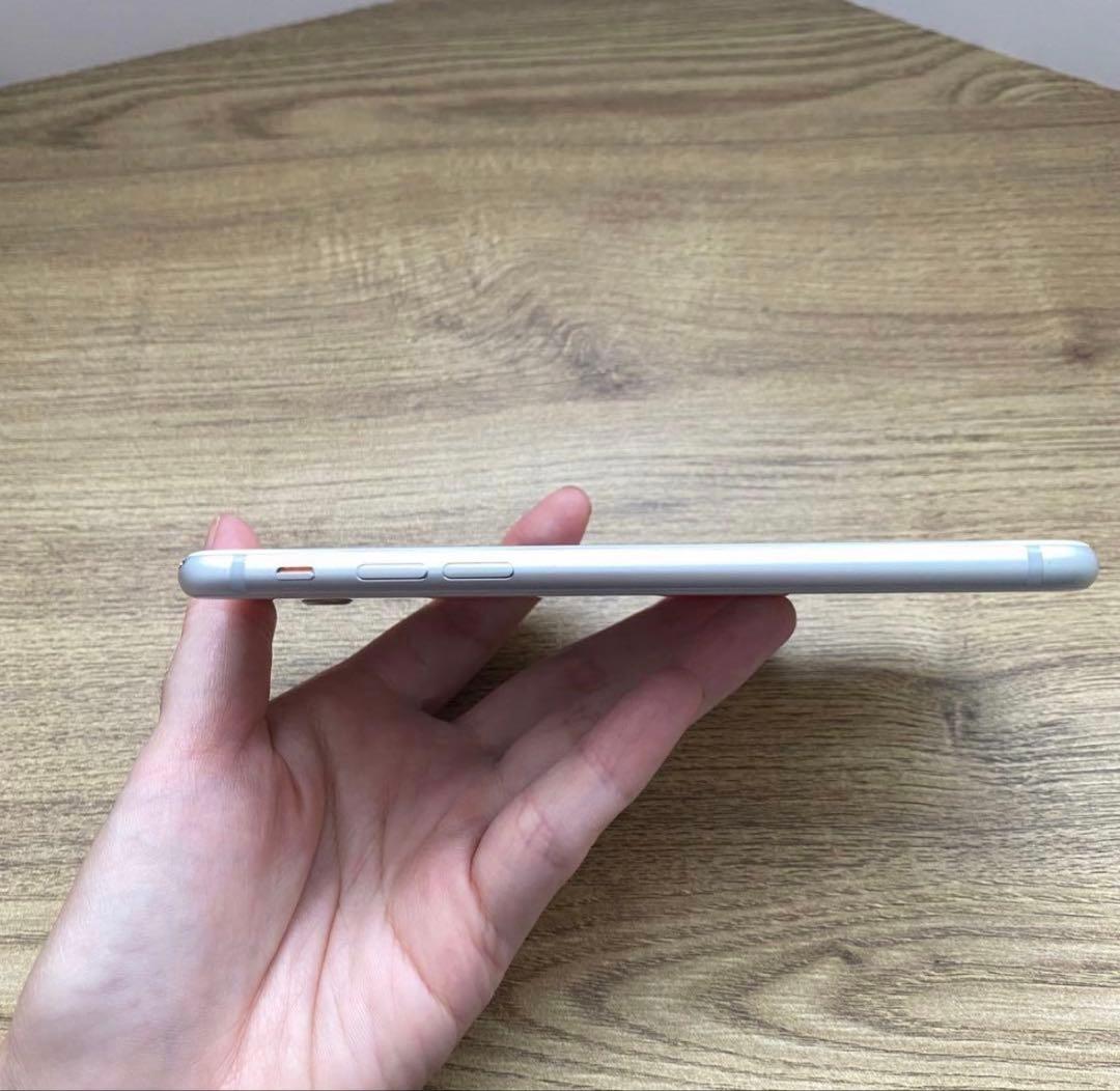 Apple iPhone 8 シルバー 本体　64GB SIMフリー