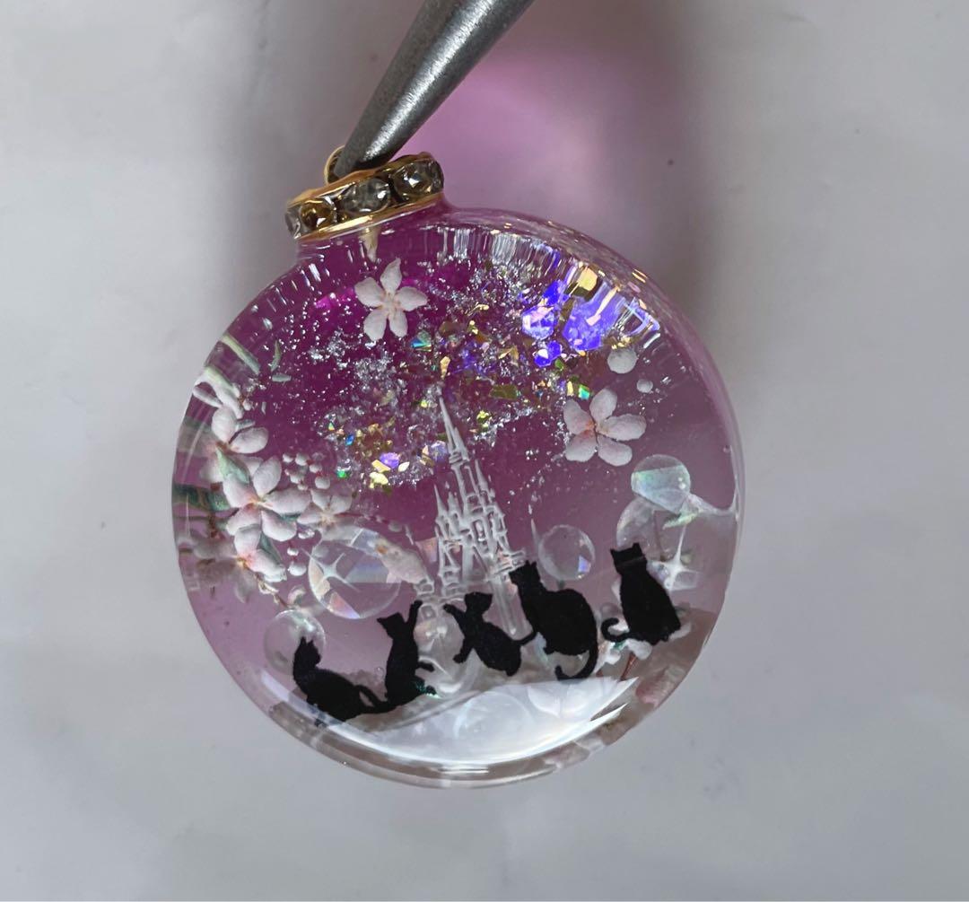 夕夏/レジン/雲の上のお城と子猫達　蓄光　オルゴナイトネックレス