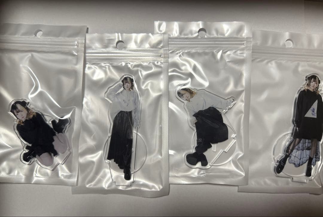 川口莉奈　アパレル　コラボ　アクリルスタンド