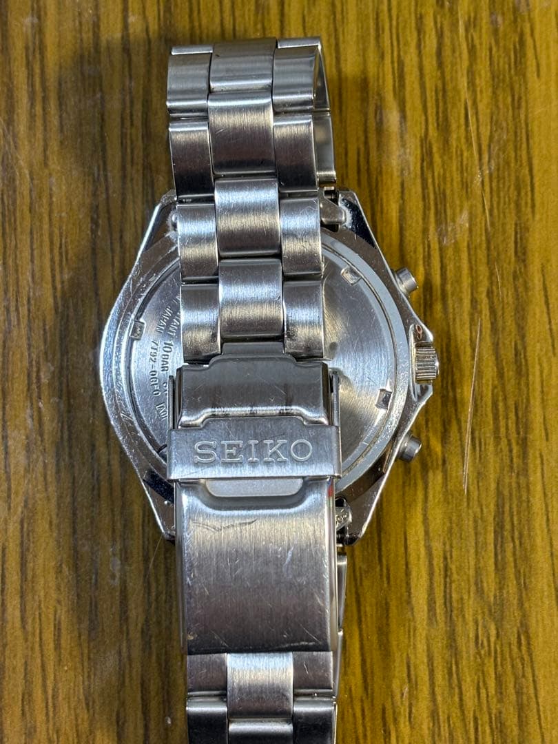 青い文字盤とクロノグラフ機能を備えたSEIKOの100M防水時計。