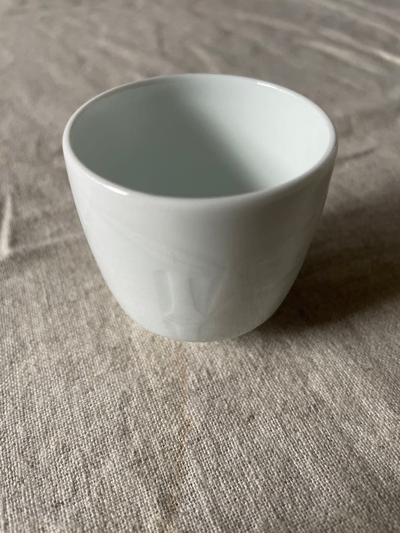 人間国宝　本人作　井上萬二　白磁笹彫文ぐい呑