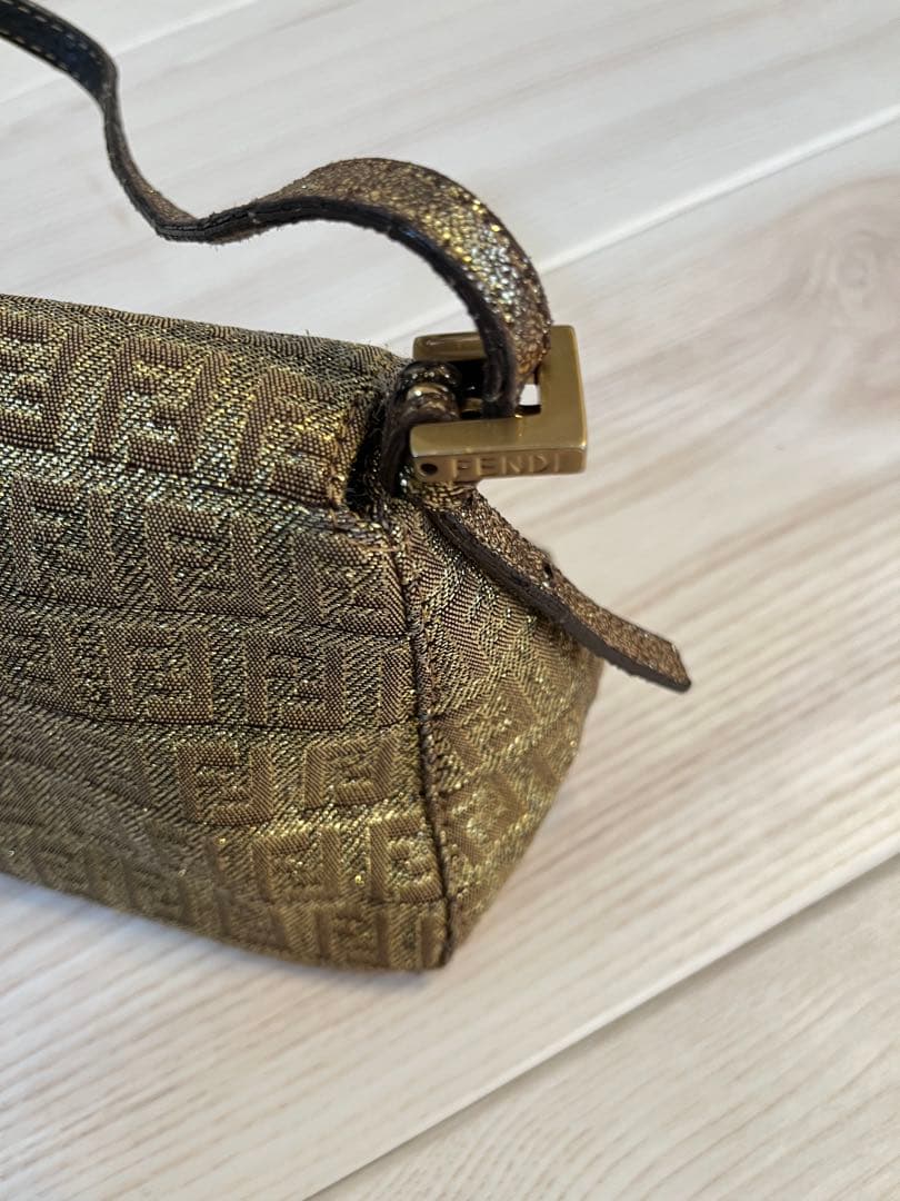 Fendi ロゴ入り ゴールド ハンドバッグ