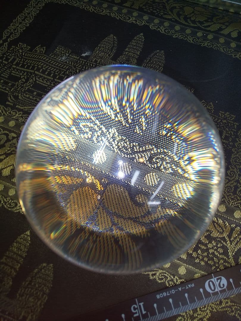 ガラス玉か水晶