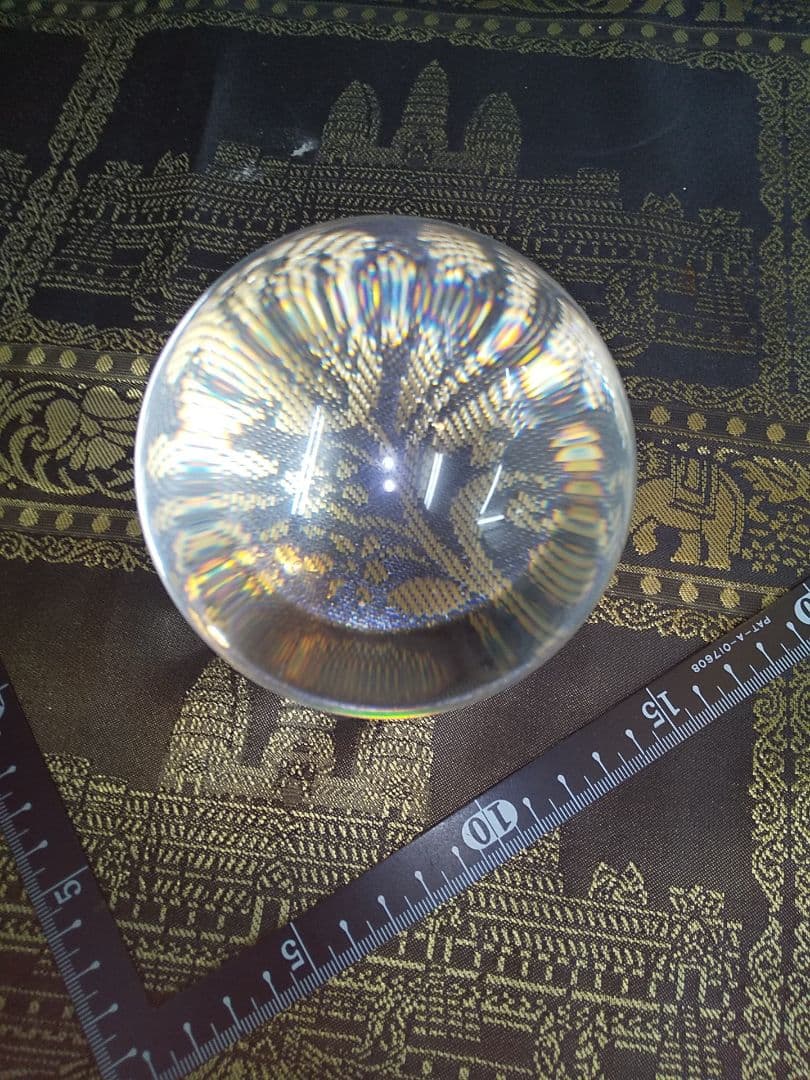 ガラス玉か水晶