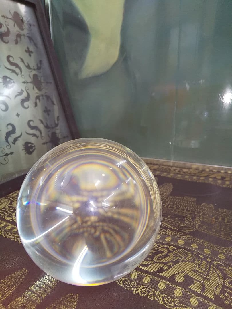 ガラス玉か水晶