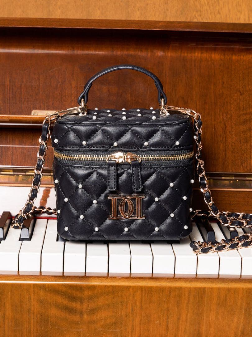 Darich ダーリッチ　【ゴールドパーツ】キルティングパールスクエアミニバッグ