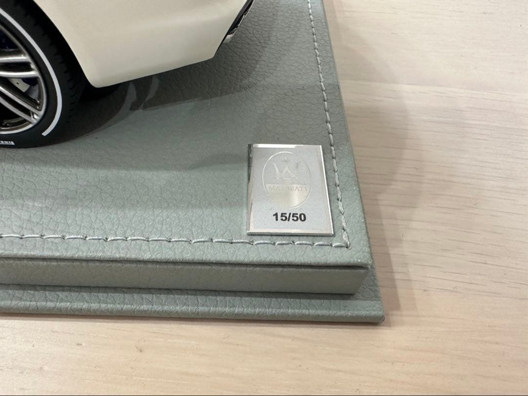 Maserati Ghibli ホワイト 1/43 ミニカー