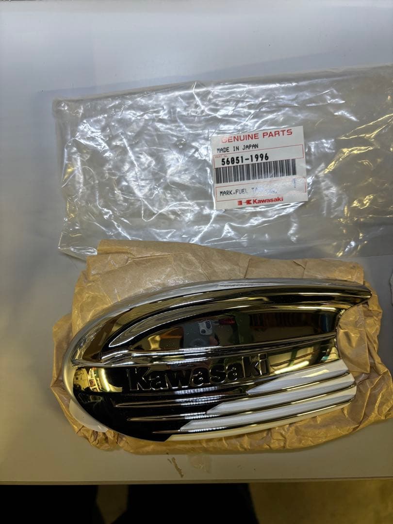 Kawasaki w650 タンク　純正　エンブレム、ニーパット付属