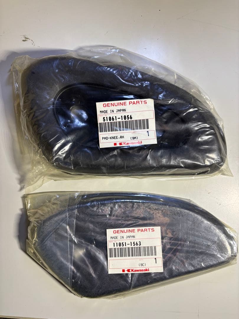 Kawasaki w650 タンク　純正　エンブレム、ニーパット付属