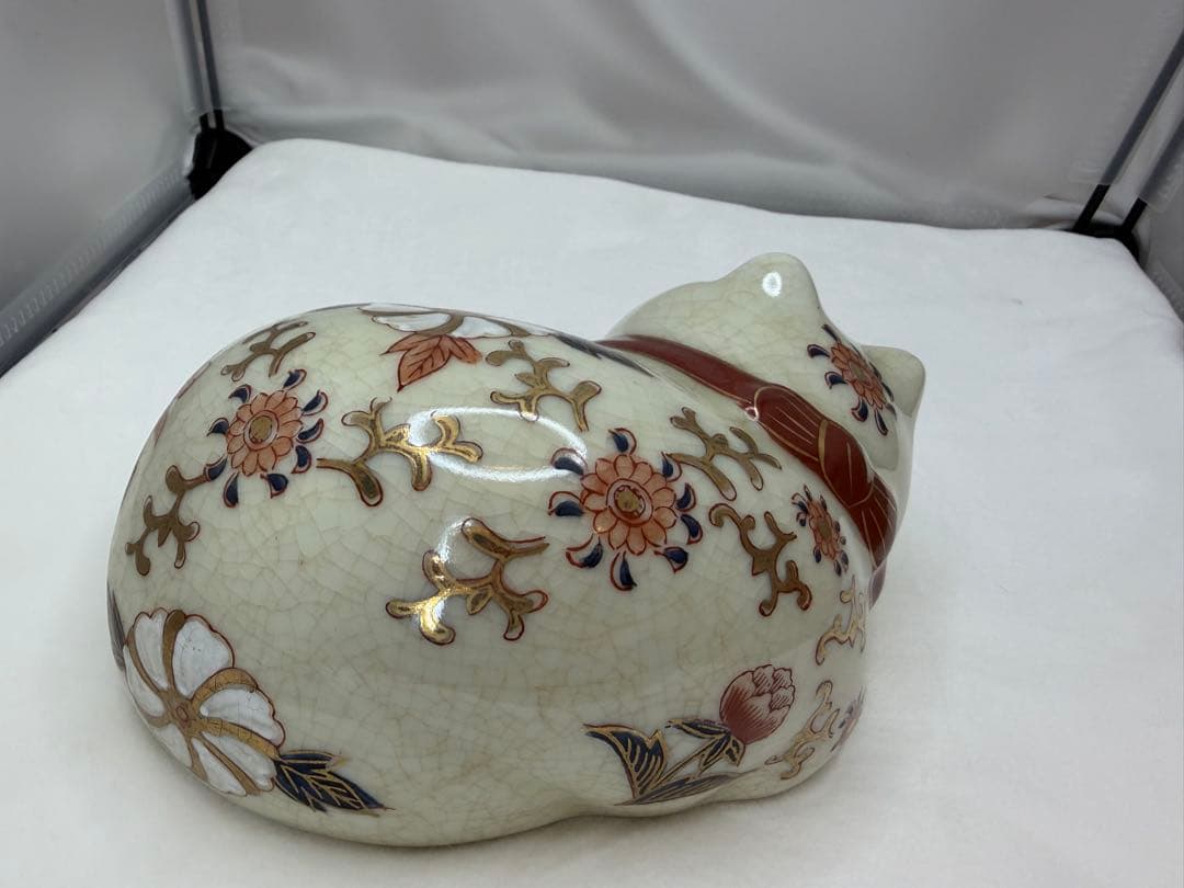伊万里焼　眠り猫　赤色・金彩・唐草模様