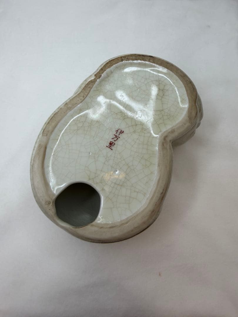 伊万里焼　眠り猫　赤色・金彩・唐草模様