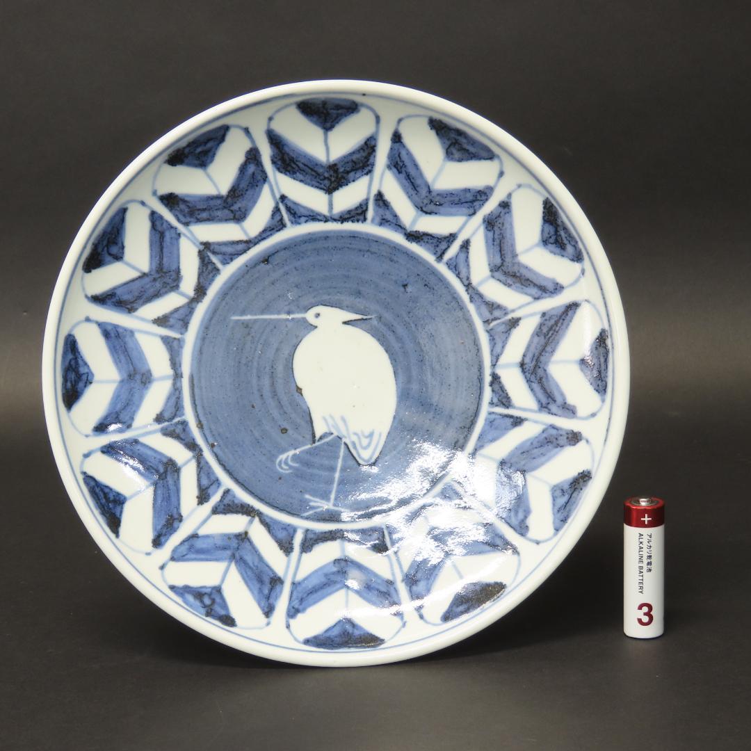 352【初期伊万里写 染付白鷺矢筈文 七寸皿】　検)加藤静允 / 古伊万里