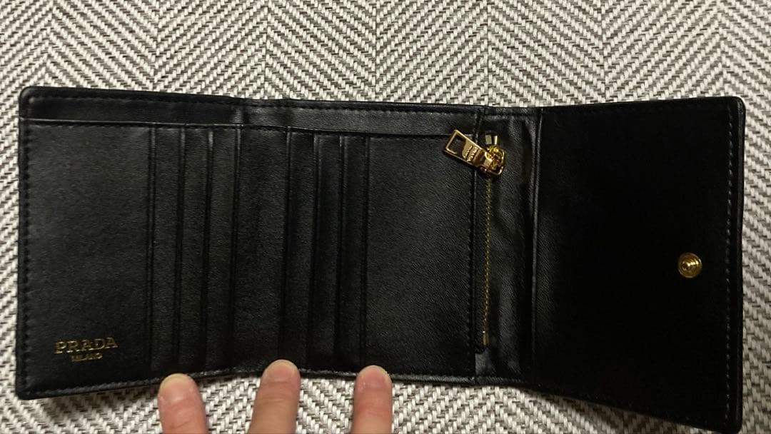 プラダ折りたたみ財布