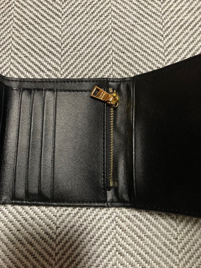 プラダ折りたたみ財布
