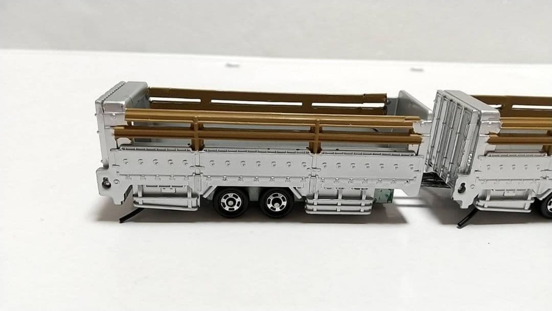 トミカ 改造 三菱ふそう スーパーグレート 家畜運搬車 フルトレーラー