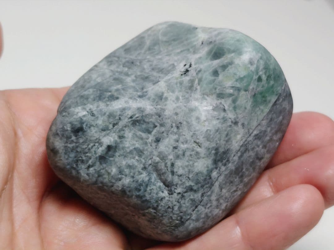 糸魚川135 翡翠 277g ヒスイ 原石 鑑賞石 自然石 誕生石 鉱物 鉱石