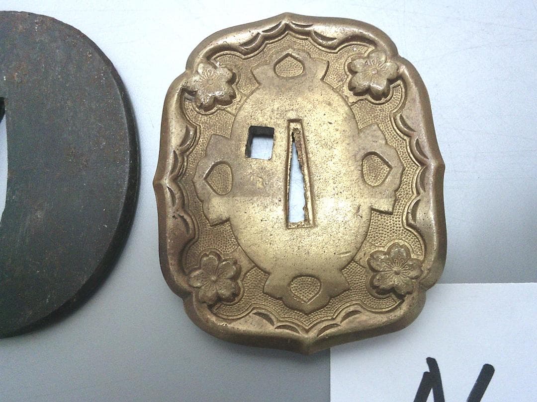 掘出し！【軍刀鐔 鍔 つば　2種類　小道具・N17・ミリタリー】縁頭目貫　刀装具