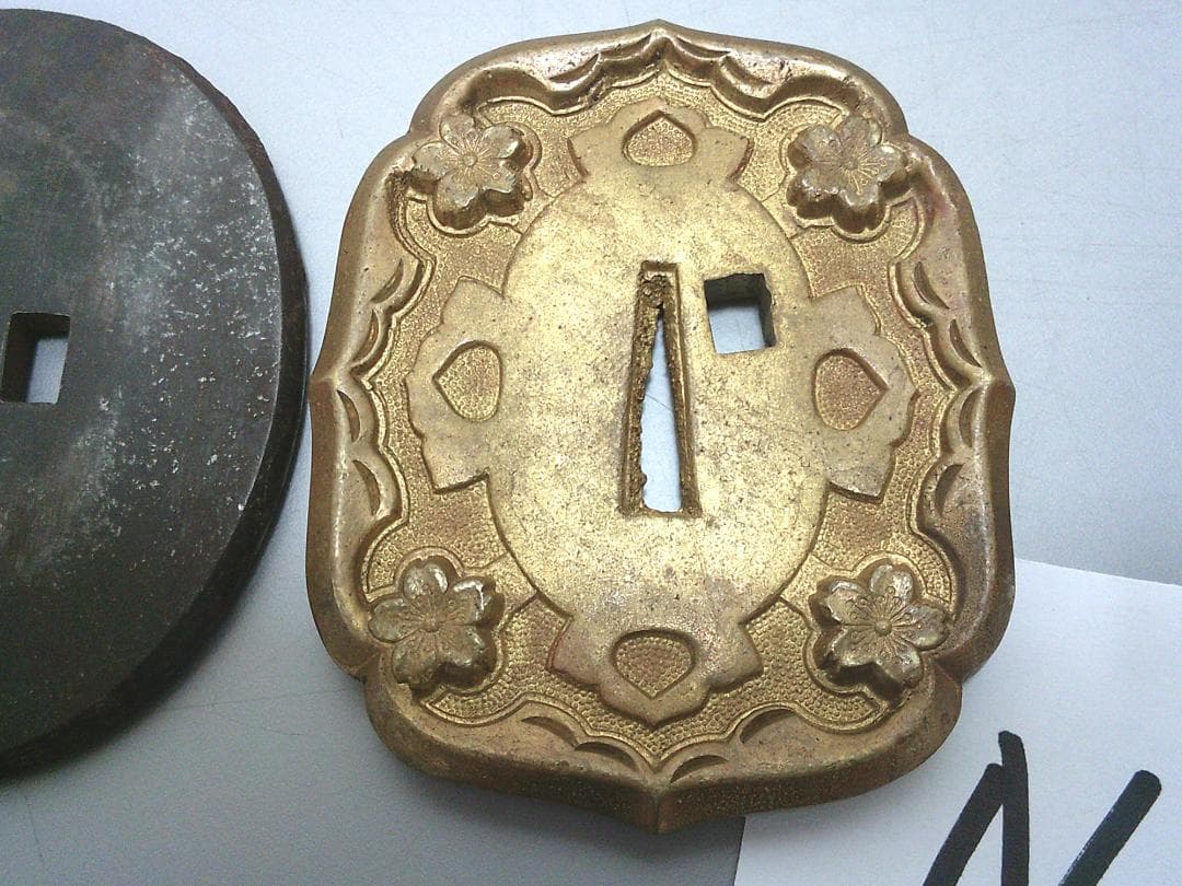 掘出し！【軍刀鐔 鍔 つば　2種類　小道具・N17・ミリタリー】縁頭目貫　刀装具
