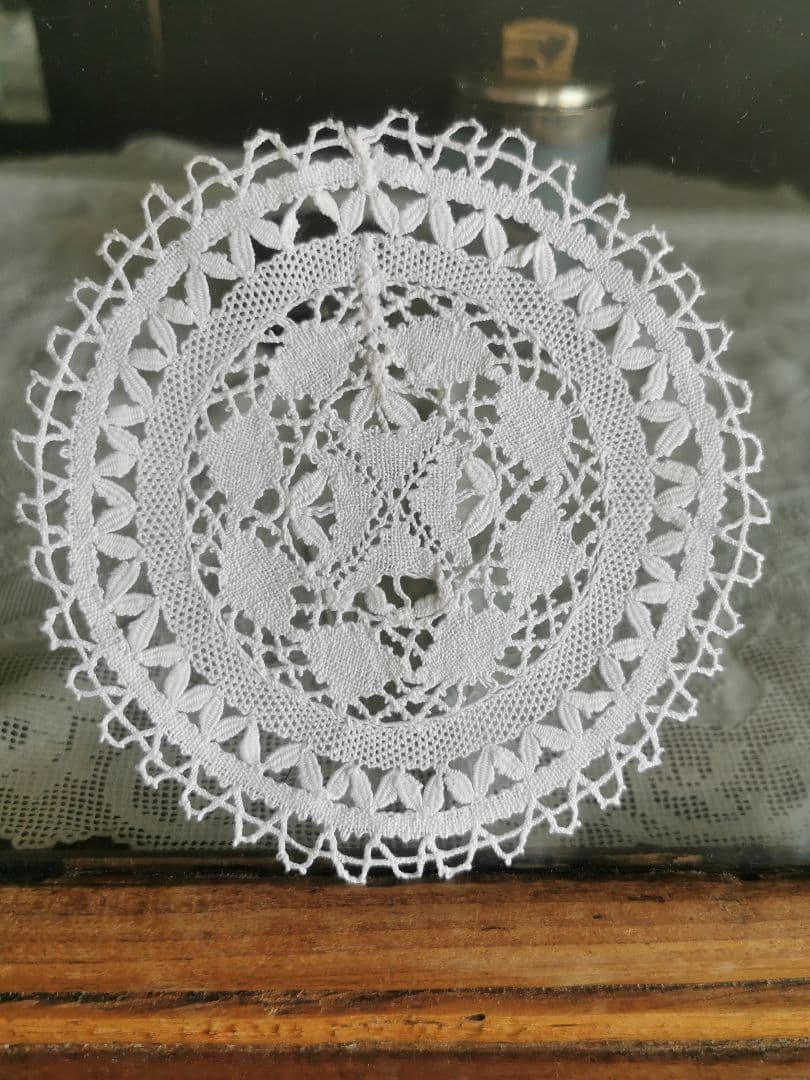 アンティーク マルチーズレース リネンラウンドドイリー マルタ十字✠ ペアセット