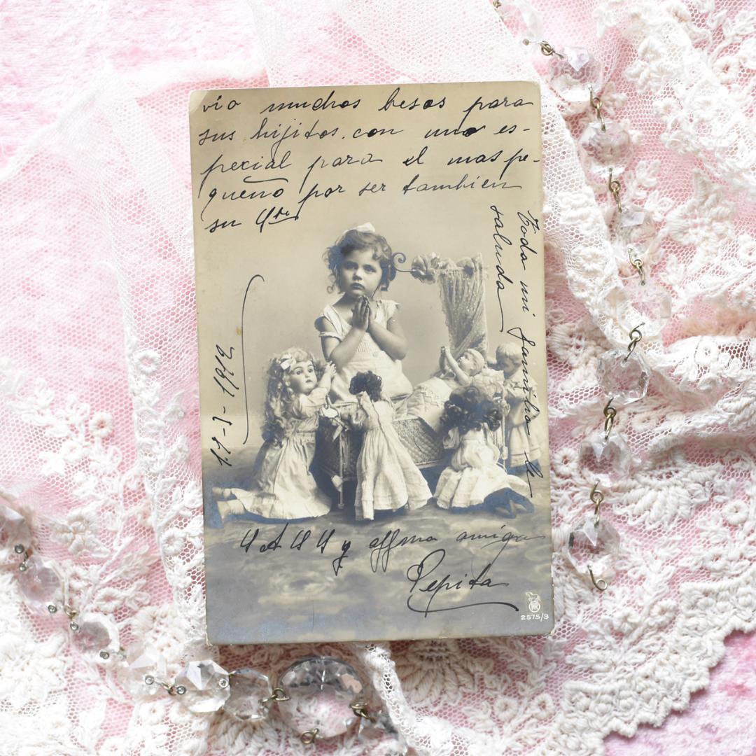 *アンティークポストカード　お人形とお祈りをする可愛い少女２