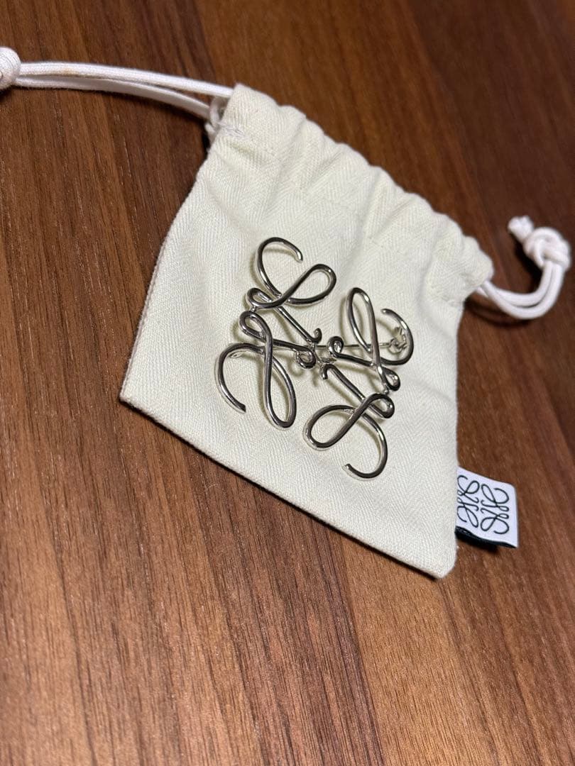 LOEWE アナグラムブローチ