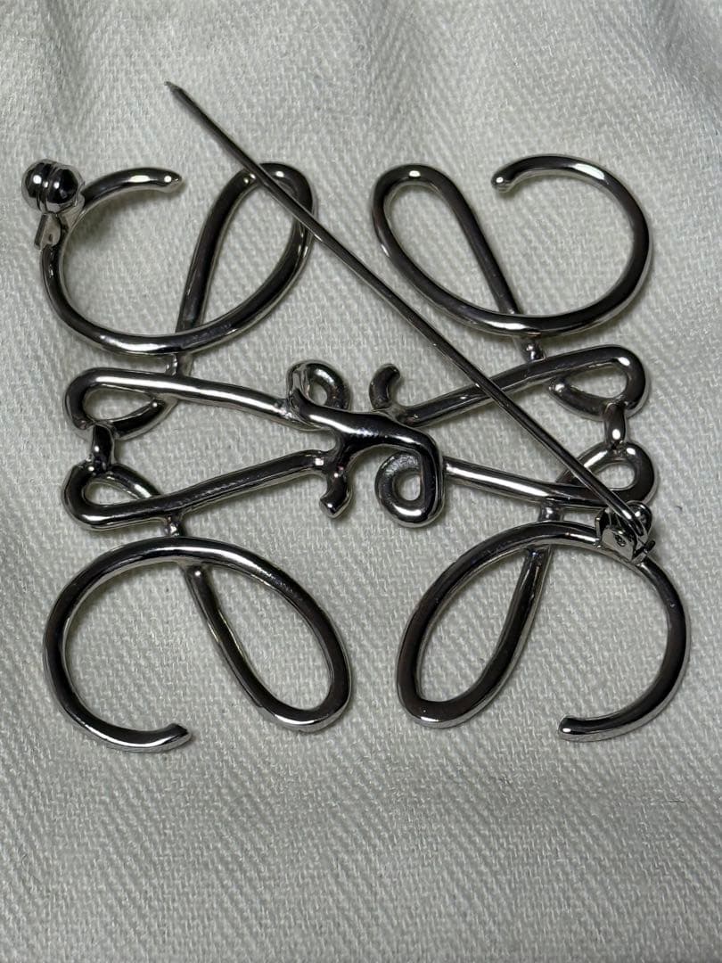 LOEWE アナグラムブローチ