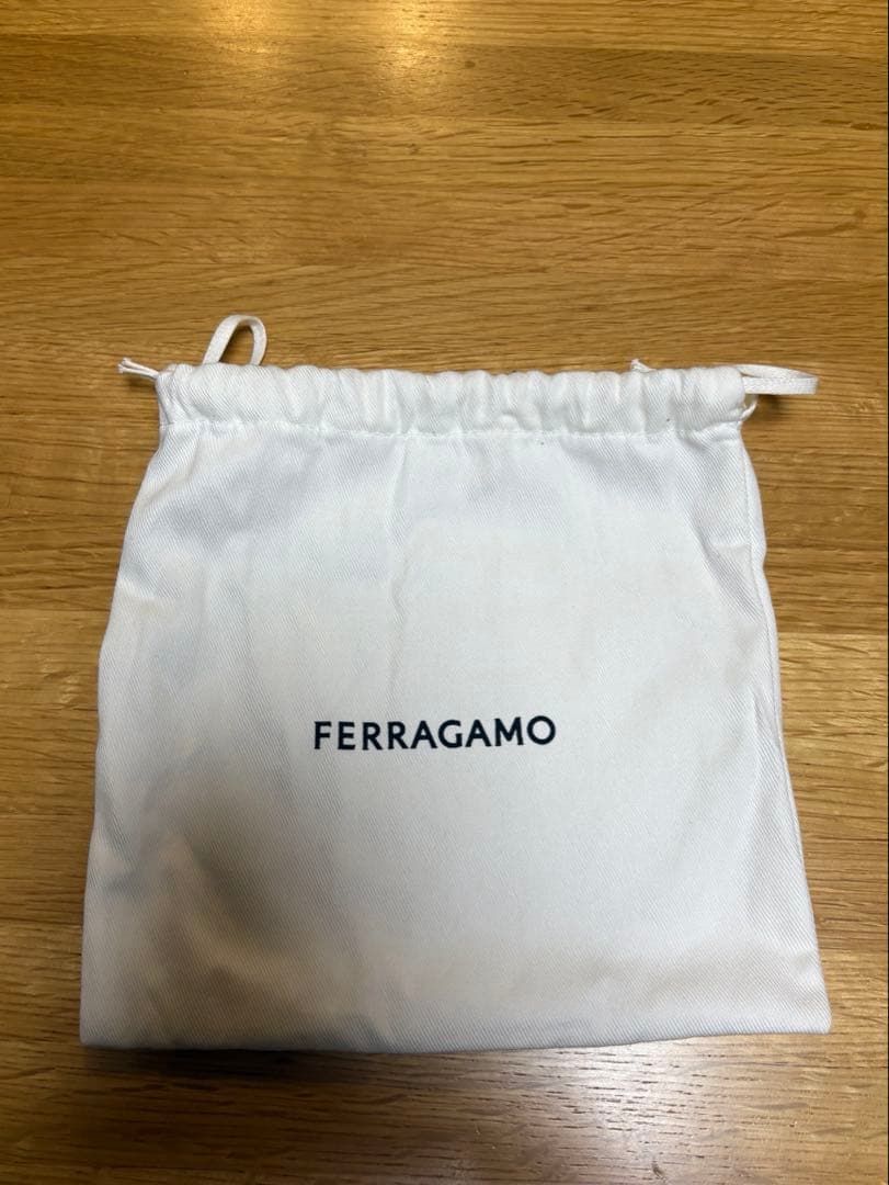 フェラガモ　ブラックカチューシャ