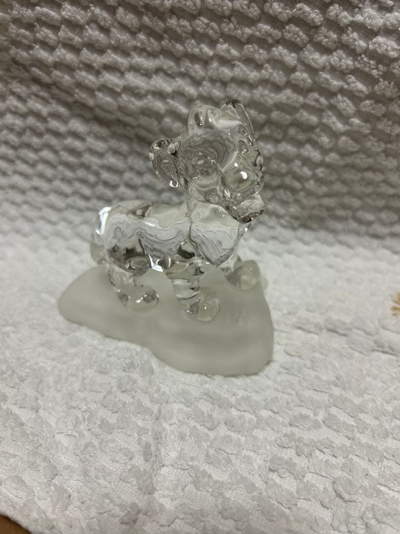 ライオンキング　シンバのガラスの置物