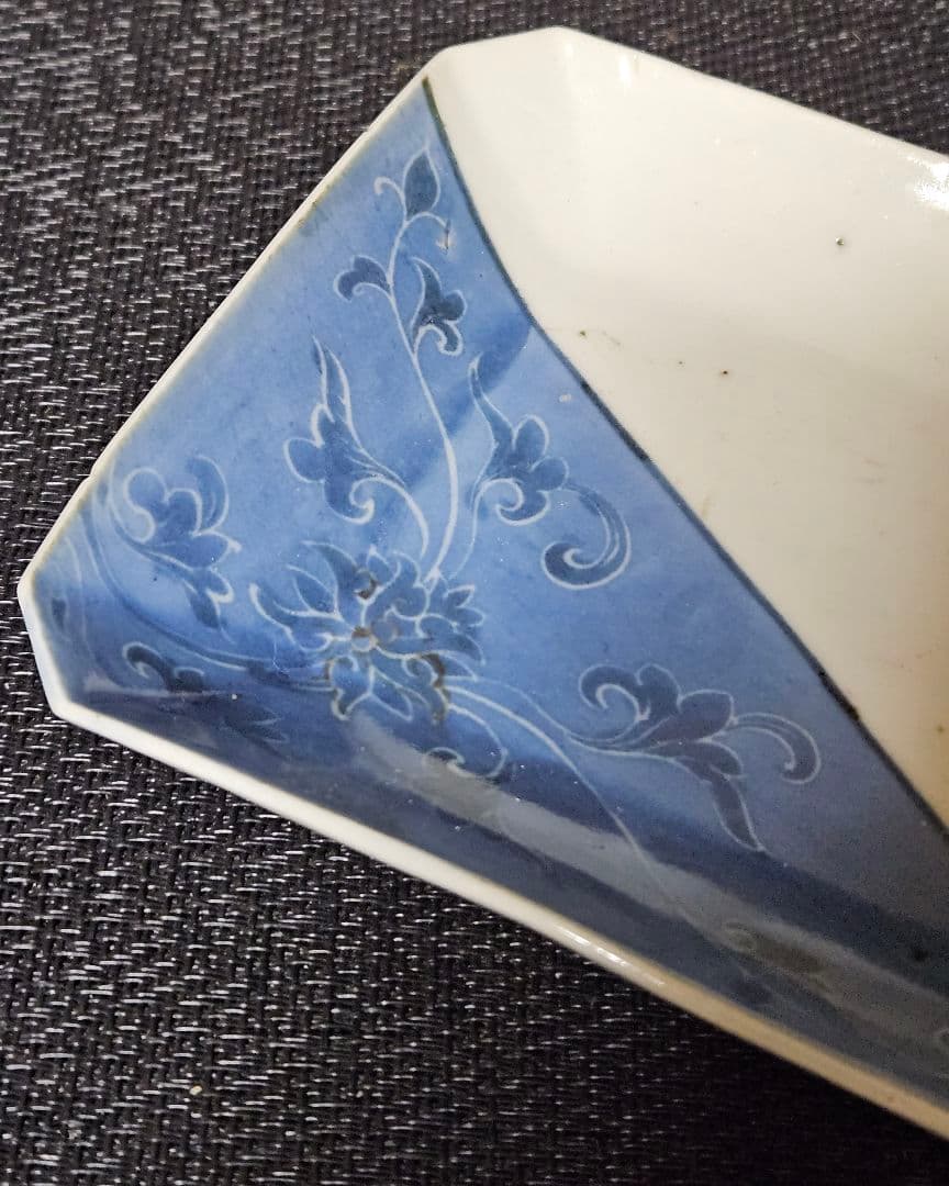 【名品古伊万里❗03】江戸時代前期　藍九谷　方身代り　墨弾き技法　花唐草文様皿
